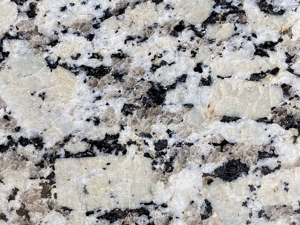 Striking China Giallo Granite Stone Slabs and Countertops